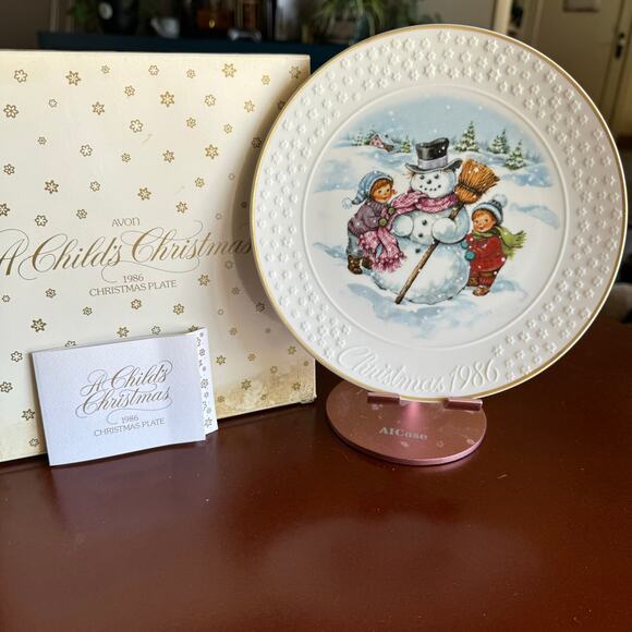 Vintage Avon Porcelain Plate "A Child's Christmas" 1986 22k Gold Trim - Picture 2 of 4